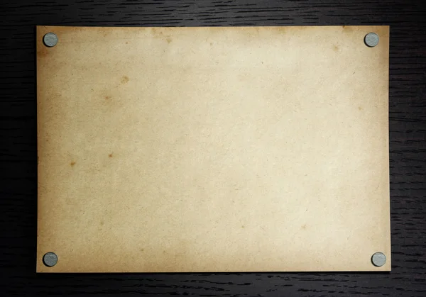 Stary papier na ciemnym tle drewna — Zdjęcie stockowe