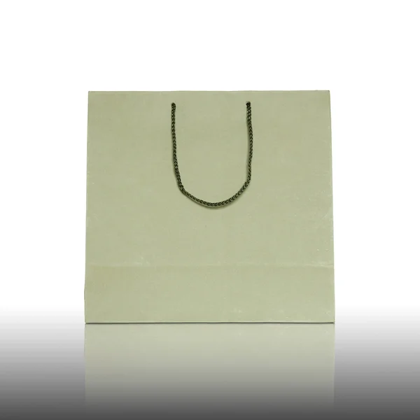 Bolsa de compras marrón en reflejar fondo blanco y piso — Foto de Stock