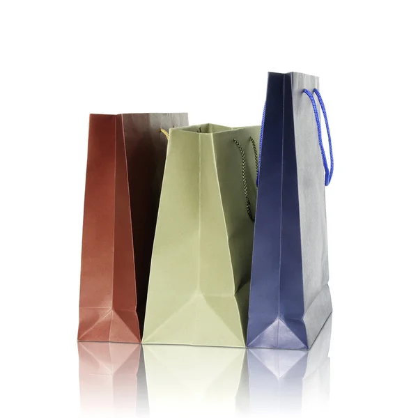 Barevné nákupní tašky na odraz podlahy a bílého pozadí — Stock fotografie