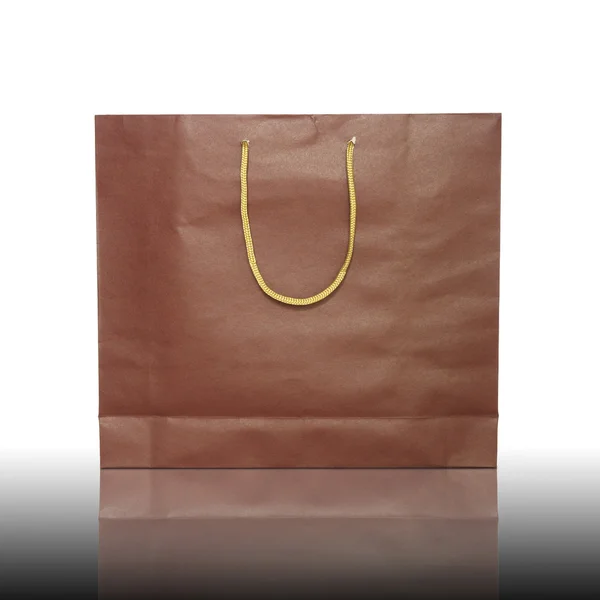 Красная сумка для покупок на белом фоне — стоковое фото