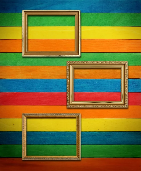Gouden frame op kleurrijke hout achtergrond — Stockfoto