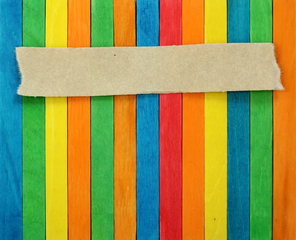 Пустая бумага на фоне цветного дерева — стоковое фото