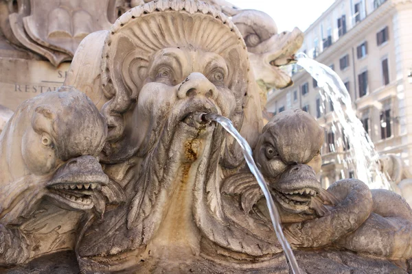 Majestueuze fontein op het pantheon van plein — Stockfoto