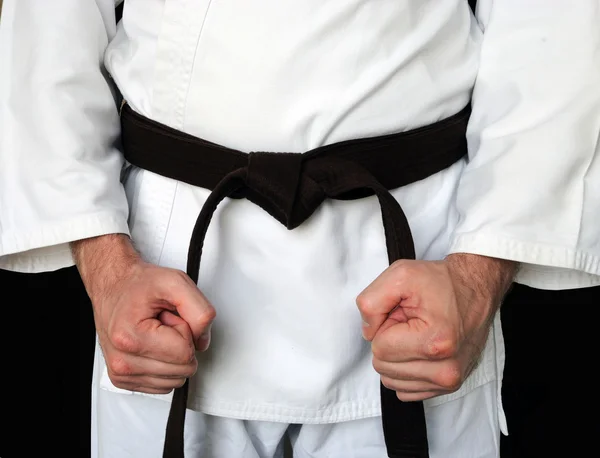 Hombre en kimono y cinturón para artes marciales — Foto de Stock