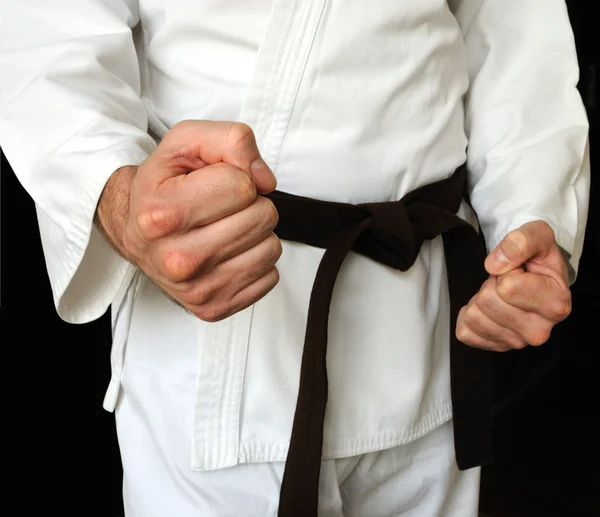 Man i kimono och bälte för kampsport — Stockfoto