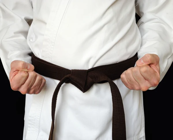 Hombre en kimono y cinturón para artes marciales — Foto de Stock