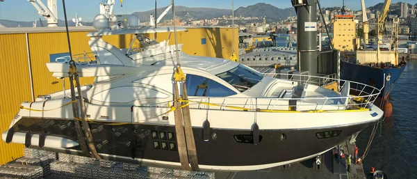 Trasporto yacht in porto — Foto Stock
