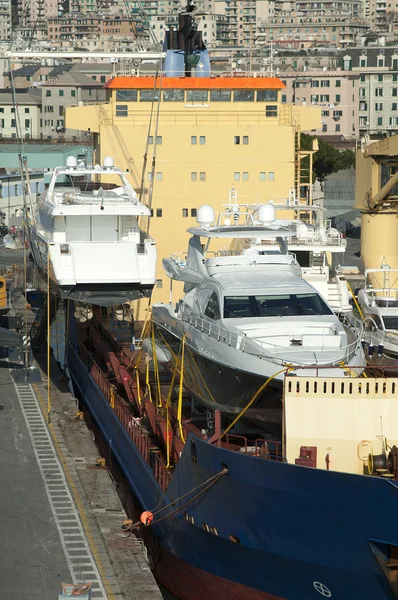 Yacht transporter i hamn — Stockfoto