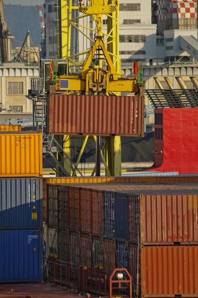 Maritim verksamhet vid hamnen i Genua, Italien — Stockfoto