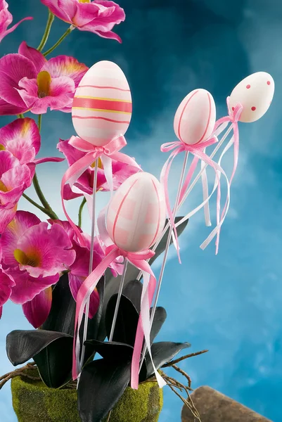 Huevos de colores una decoración —  Fotos de Stock