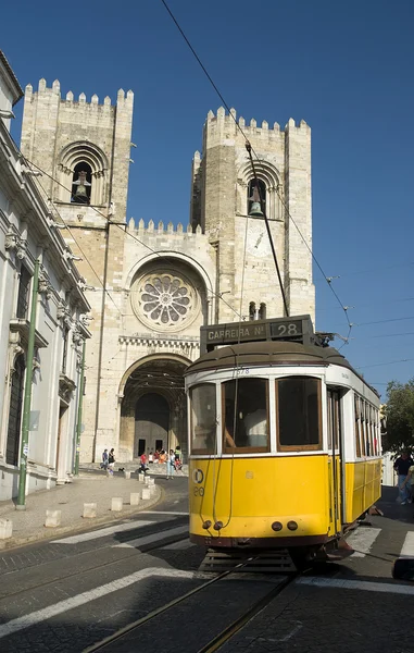 Portugal, Lisboa, un tranvía — Foto de Stock