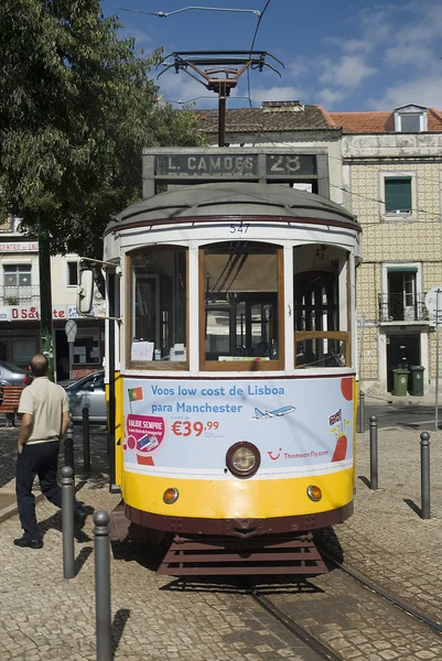 Typische tram in lisboa, portugal, Europa — Stockfoto