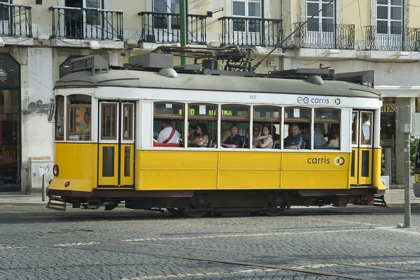 Typische straßenbahn in lisboa, portugal, europa — Stockfoto