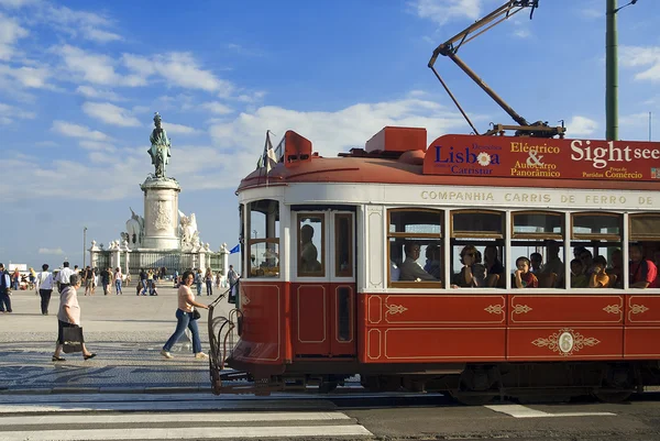 Типичный трамвай в Лиссабоне, Португалии, Европе — стоковое фото
