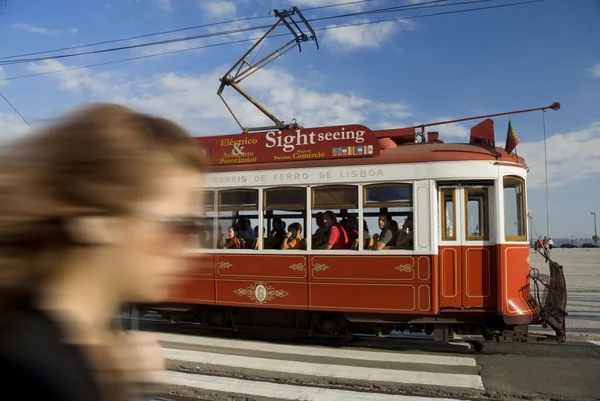 Tranvía típico en Lisboa, Portugal, Europa — Foto de Stock