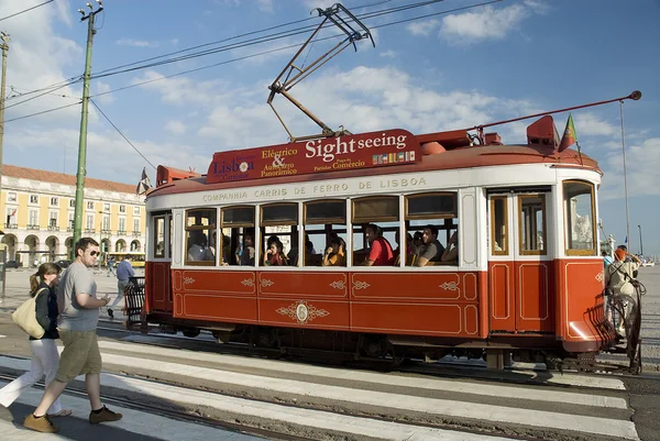 Типовий трамвай у Європі Lisboa, Португалія — стокове фото