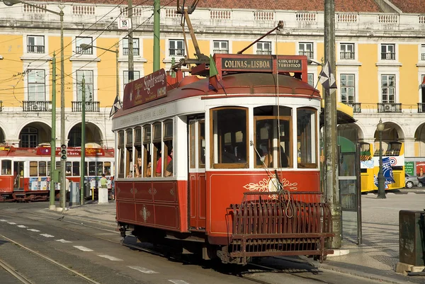 Tranvía típico en Lisboa, Portugal, Europa — Foto de Stock