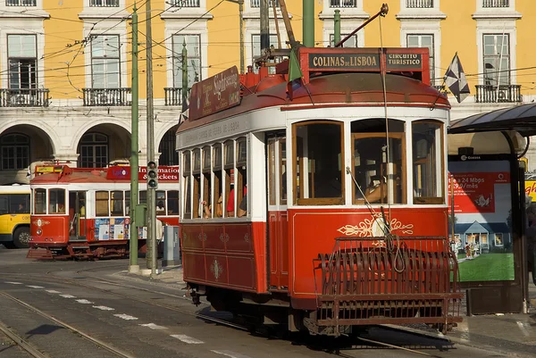 Типичный трамвай в Лиссабоне, Португалии, Европе — стоковое фото