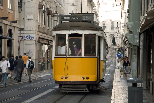 在里斯本，葡萄牙、 欧洲典型缆车 — Stockfoto