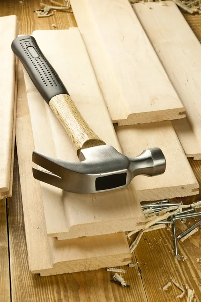 Hammer und Nägel liegen auf Holzplanken — Stockfoto