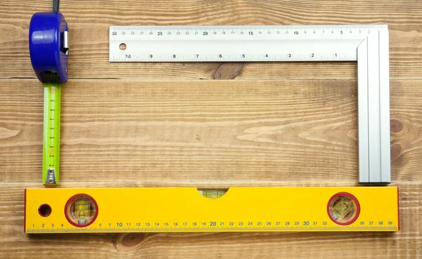 木製の板にさまざまなツールのセット — ストック写真