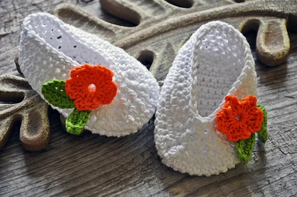White crochet baby shoes — Stock Photo, Image