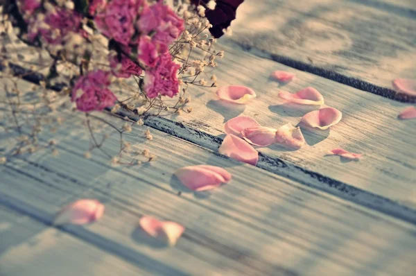 핑크 장미 꽃잎과 마른 꽃다발 스톡 이미지