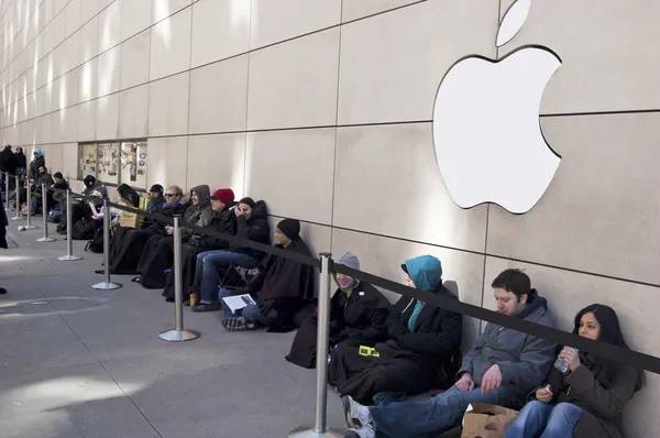 Pessoas esperando na fila para o lançamento do iPad 2 no centro de Chicago, Illinois EUA Fora da Michigan Avenue Store — Fotografia de Stock