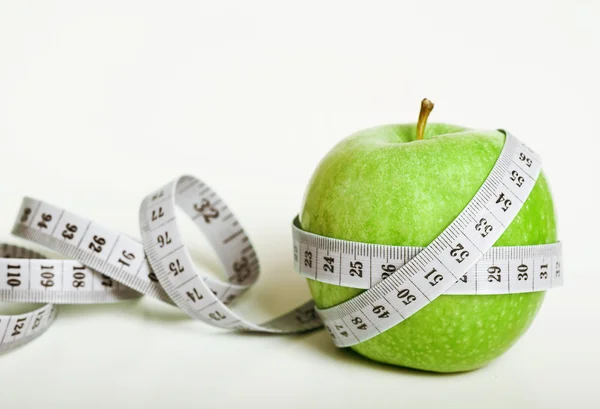 Fersh zelené jablko s měřicí páska — Stock fotografie