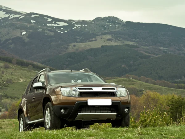 Abenteuer Offroad-Autotourismus in den Bergen lizenzfreie Stockfotos