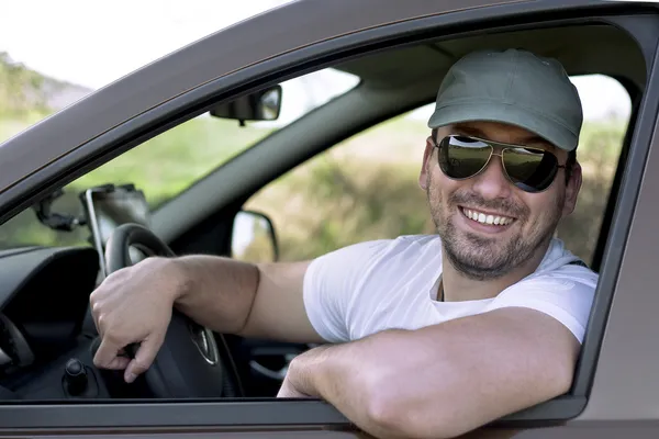 Водитель спортивного автомобиля улыбается — стоковое фото