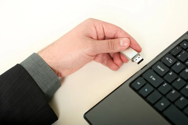 Mano que sostiene la unidad USB pulgar — Foto de Stock