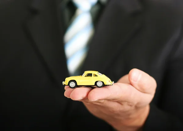 Agente de vendas oferecendo um carro — Fotografia de Stock