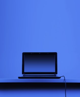 laptop - netbook - mavi zemin üzerine