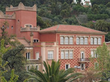 kırmızımsı Guell park, barcelona, İspanya'da bina