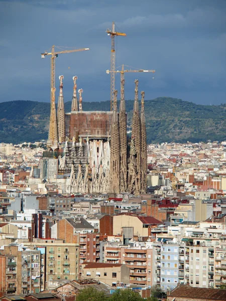 Vista da Sagrada Família e edifícios circundantes de Barcelona — Fotografia de Stock