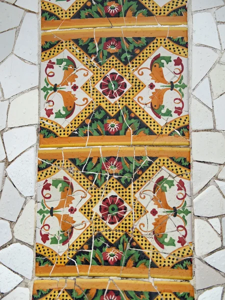 Мозаїчна плитка архітектора Гауді - Барселона, Іспанія — стокове фото