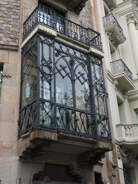 Ingesloten balkon, barcelona center, Spanje. — Stockfoto