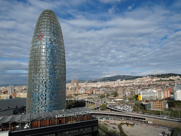 Vista della Torre Agbar e Barcellona, Spagna aprile 2012 — Foto Stock