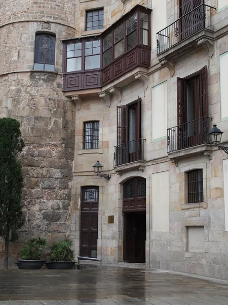 Edificio construido contra la puerta romana de Barcelona . — Foto de Stock