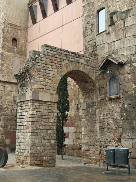 Remain of the roman wall gate aqueduct, Barcelona, Spain. — Stock Photo, Image
