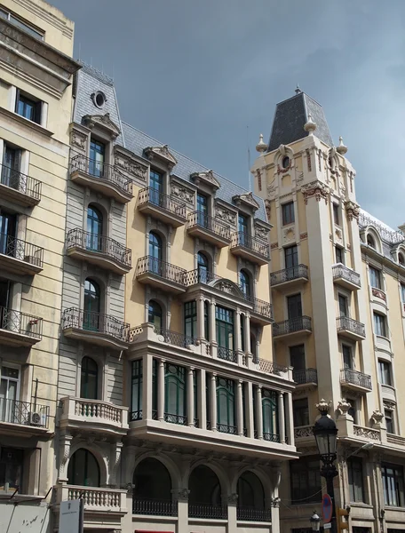 Budova průčelí pod bouře obloha, centrum barcelona, Španělsko — Stock fotografie