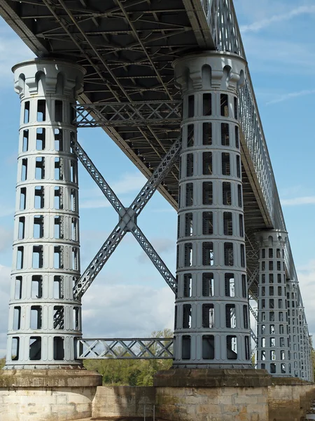 ドルドーニュ川に架かる橋をエッフェル サン ヴァンサン ・ ド ・ ポール — ストック写真