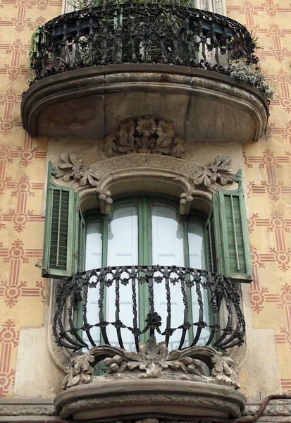 Silně zařízený balkon, barcelona, Španělsko. — Stock fotografie