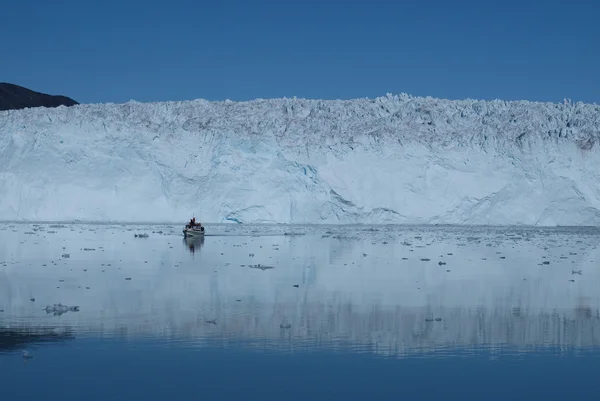 Boot in de voorkant van de gletsjer eqi, Groenland. — Stockfoto