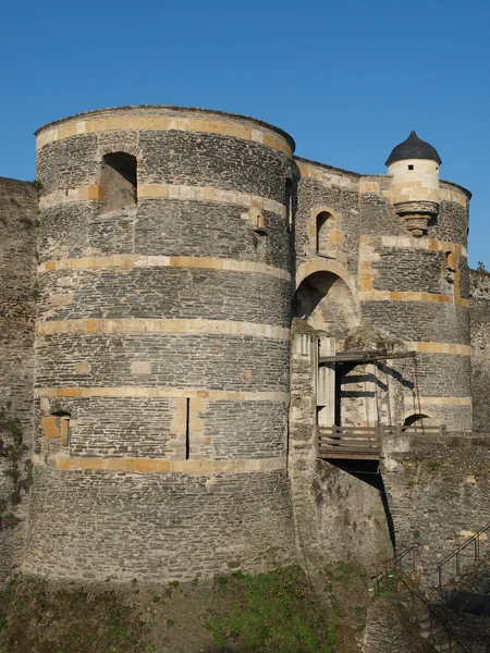 Дві вежі і підйомний міст angevine замку. — стокове фото