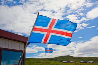 İzlanda bayrağı dalgalar gökyüzünde
