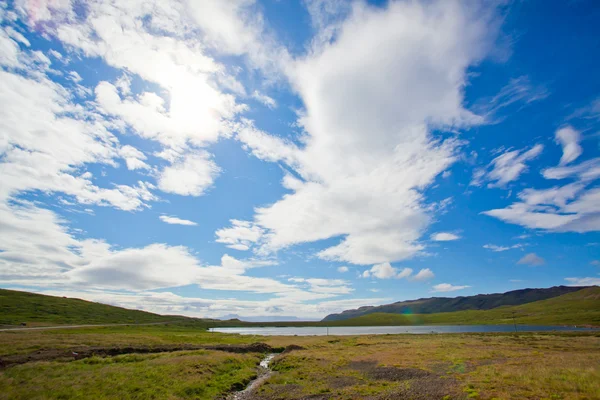 Τοπίο του καλοκαιριού στα βουνά της Ισλανδίας — Φωτογραφία Αρχείου