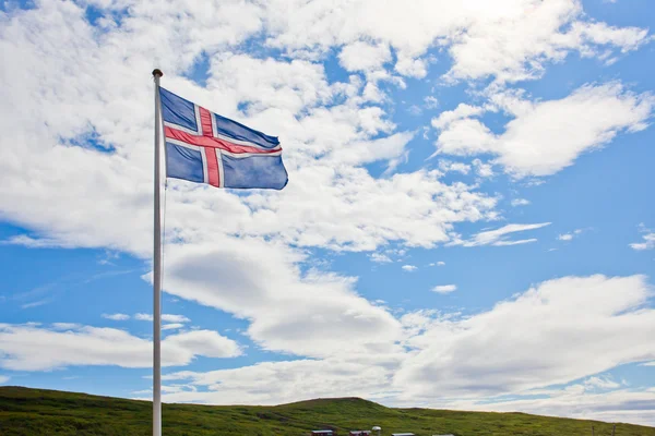 Ισλανδική σημαία κύματα στον ουρανό — Φωτογραφία Αρχείου