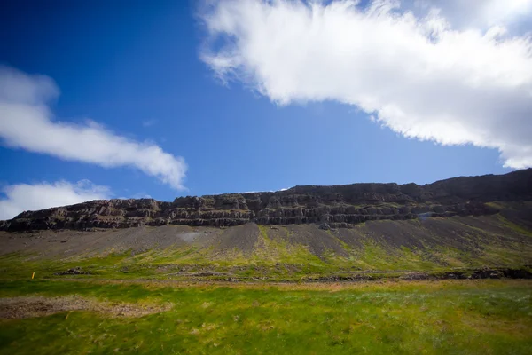 İzlanda'daki dağlarda yaz peyzaj — Stok fotoğraf